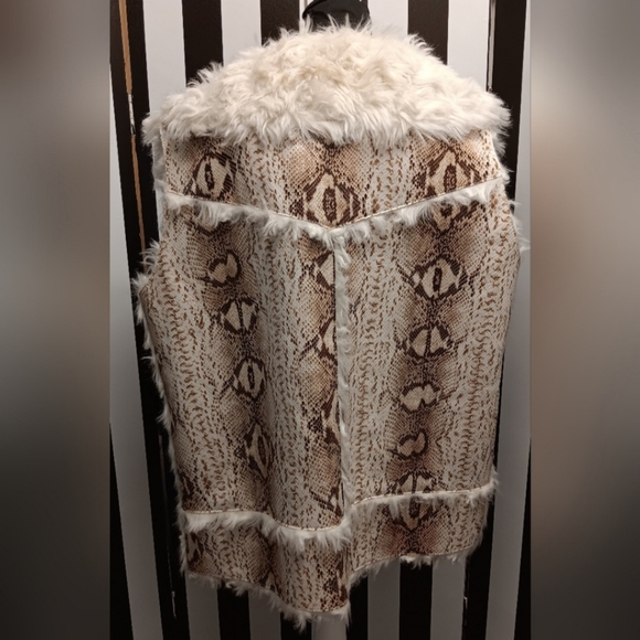 Fabulous furs vest - Picture 2 of 12